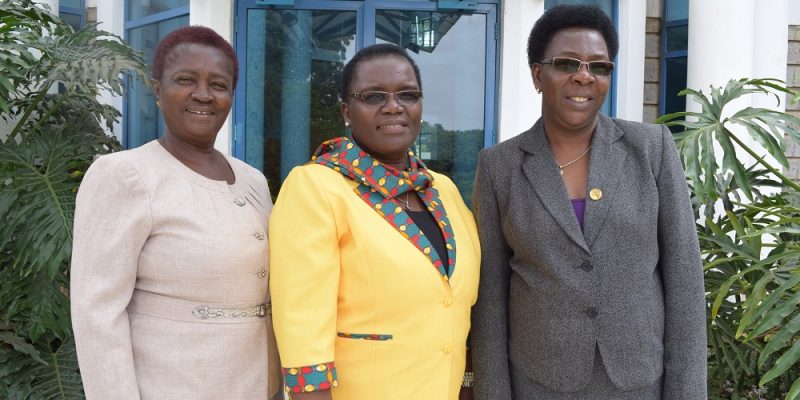 De gauche: Prof. Naana Jane Opoku-Agyemang, Présidente du comité exécutif de FAWE Afrique, Mme Hendrina Chalwe Doroba, Directrice Exécutive sortante et Mme Martha Muhwezi Directrice Exécutive par intérim
