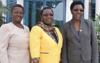 De gauche: Prof. Naana Jane Opoku-Agyemang, Présidente du comité exécutif de FAWE Afrique, Mme Hendrina Chalwe Doroba, Directrice Exécutive sortante et Mme Martha Muhwezi Directrice Exécutive par intérim