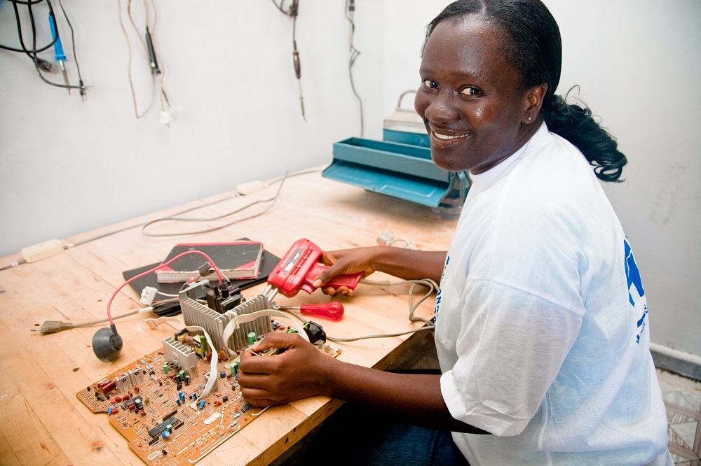 Teaching African girls to thrive, not just survive | Enseigner aux filles africaines pour qu’elles s’épanouissent et non simplement survivent